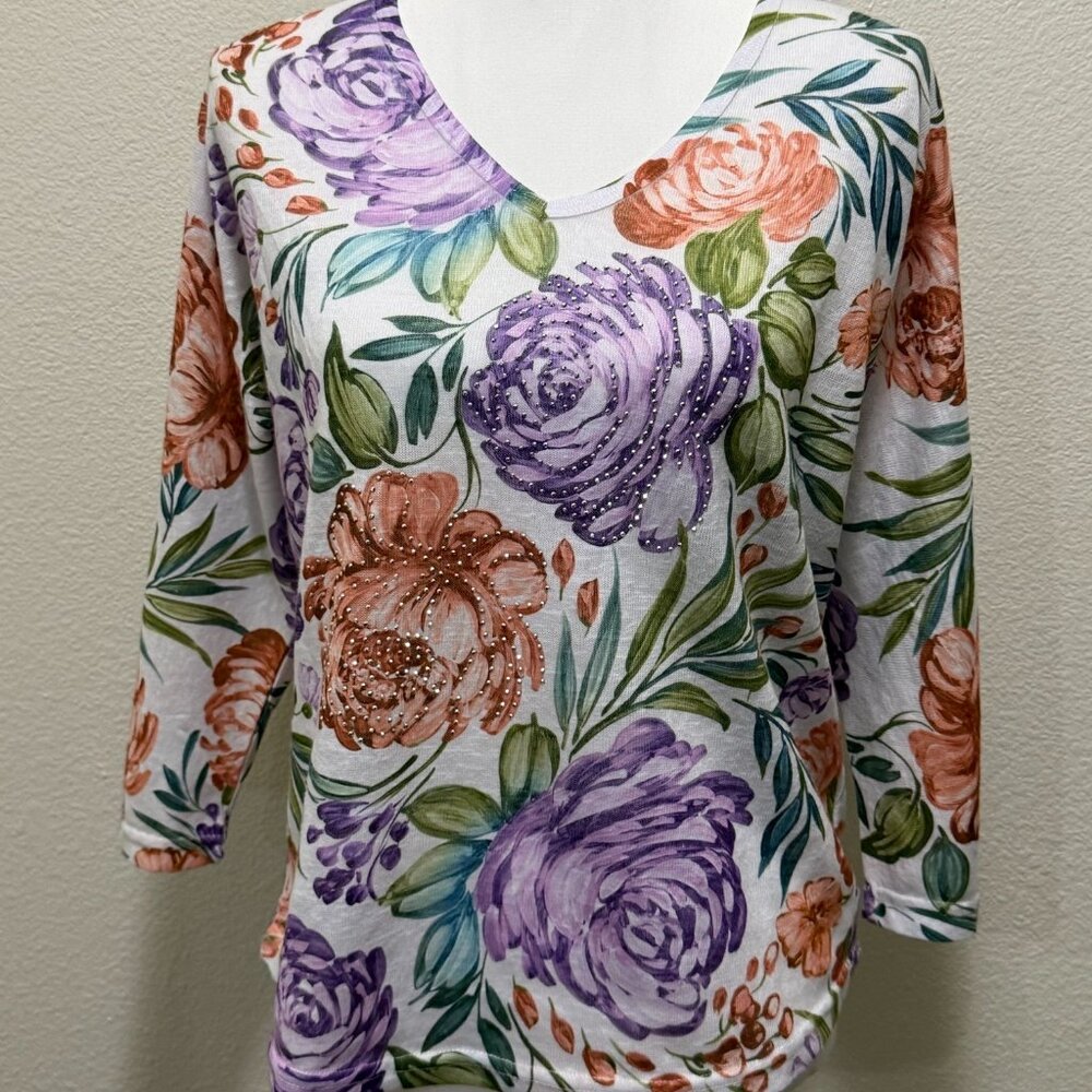 Milano white floral v-neck pullover with silver studded accents, 3/4 sleeve, Med